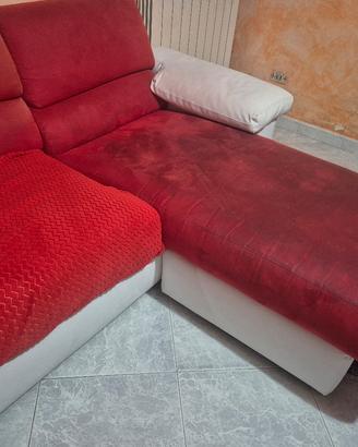 divano letto rosso e bianco