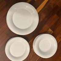 Servizio piatti in porcellana bianca