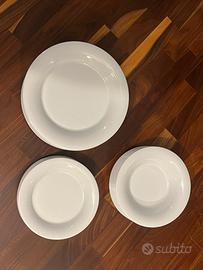 Servizio piatti in porcellana bianca
