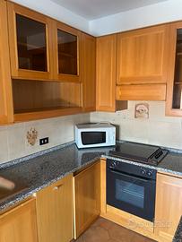 Arredo cucina con elettrodomestici