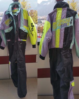 Tuta intera da sci con sci scarponi e racchette