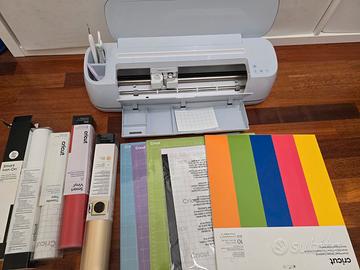 Cricut Maker 3 + Bundle Accessori (Come Nuova)