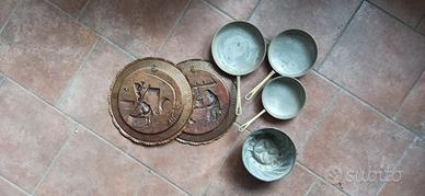 Set in rame: 2Piatti/stampi martellati + 3padelle