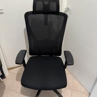 Sedia ergonomica da ufficio con poggia testa