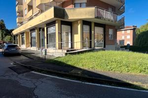 Fronte strada , spazio commerciale mq.100
