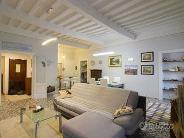 Appartamento di 380 m² con più di 5 locali e box a