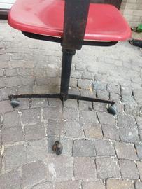 Vecchia sedia da ufficio struttura in ferro