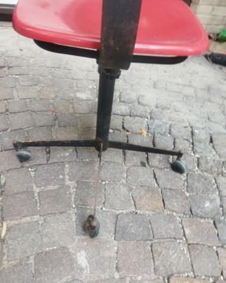 Vecchia sedia da ufficio struttura in ferro