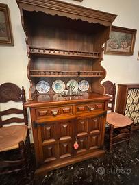 Credenza e piattaia in stile spagnolo