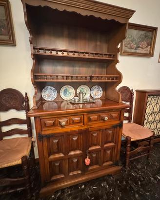 Credenza e piattaia in stile spagnolo