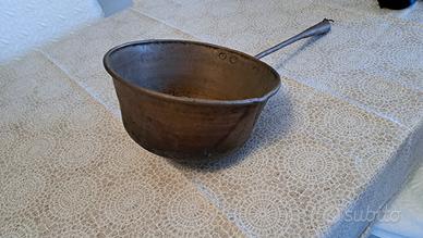 Pentola antica in rame