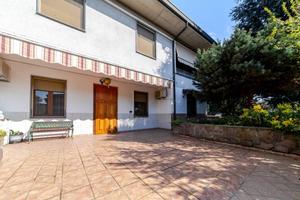 Villa di 287 m² con più di 5 locali e box auto dop
