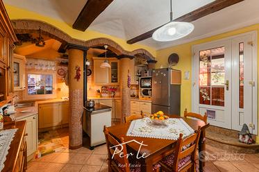 Casa semindipendente nel centro del paese