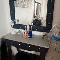 specchio con consolle e poltrona