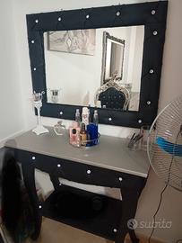 specchio con consolle e poltrona