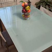 Tavolo vetro-acciaio da cucina.