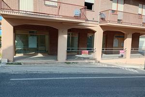 Locale + magazzino + garage Porta marina