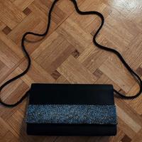 Pochette in raso nero con perline