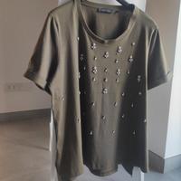 T-shirt con applicazioni di strass e perline 