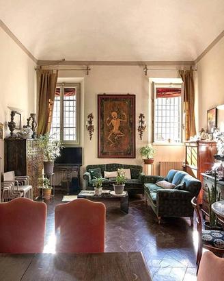 Appartamento di 327 m² con più di 5 locali e box a