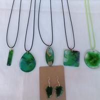 collane e orecchini in resina