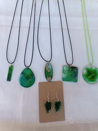 collane e orecchini in resina