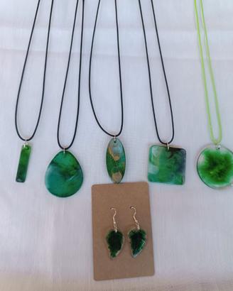 collane e orecchini in resina