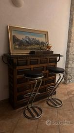 Mobile bar in legno lavorato con 2 sgabelli