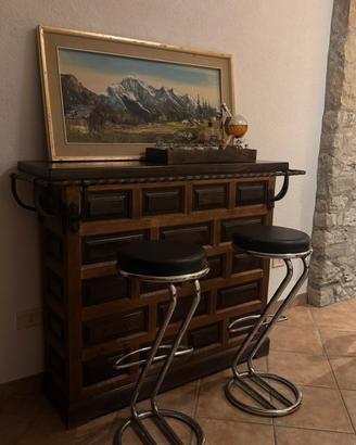 Mobile bar in legno lavorato con 2 sgabelli