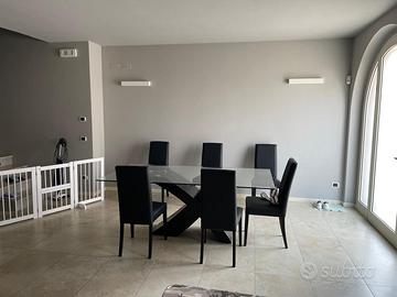 Tavolo cristallo con base in legno e 4 sedie