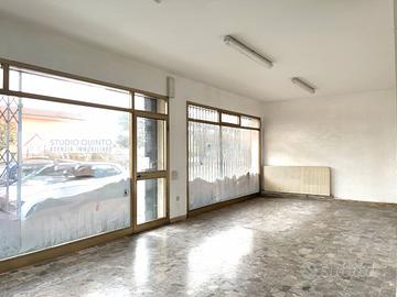 Negozio al piano terra con parcheggio