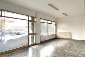 Negozio al piano terra con parcheggio