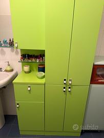 Mobile bagno verde con specchiera