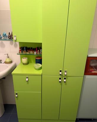 Mobile bagno verde con specchiera
