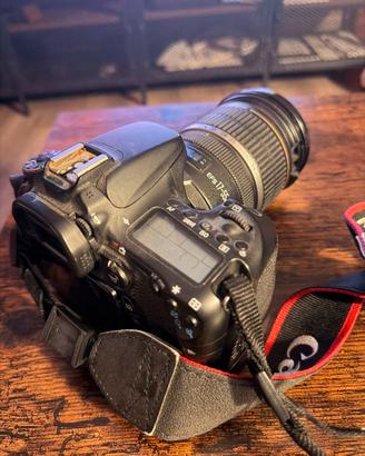 Canon EOS 70D con obiettivo Canon EF-S 17-55mm