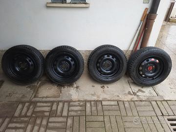 cerchi ruote per Ford con dadi e gomme usate 