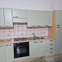 Cucina con elettrodomestici pari al nuovo