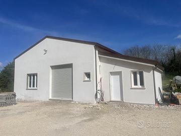 Fabbricato rustico in giardino