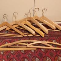 raccolta di grucce in legno d'epoca 