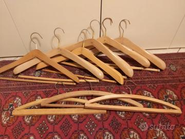 raccolta di grucce in legno d'epoca 