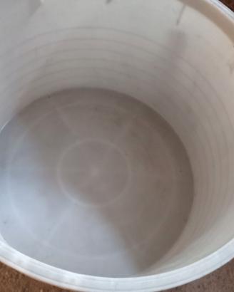 contenitore in  plastica  per vino.