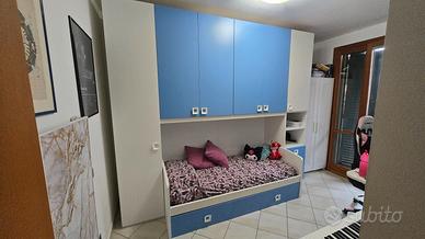 Cameretta bianca e blu con ponte e letto