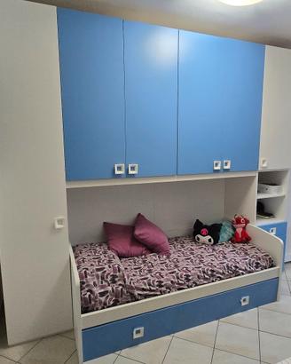 Cameretta bianca e blu con ponte e letto