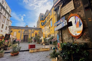 2 LOCALI A NAPOLI