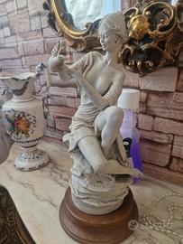 statuina raffigurante donna seduta con brocca