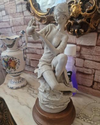 statuina raffigurante donna seduta con brocca