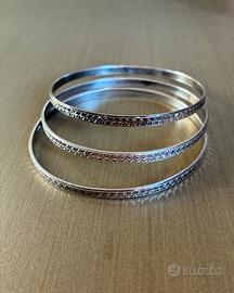 Tre bracciali rigidi in argento rodiato