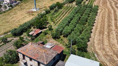 Casa indipendente con terreno in periferia