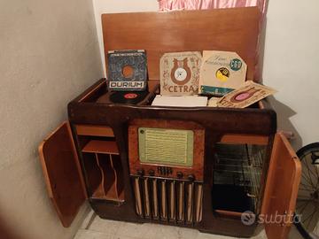 radio antica con dischi