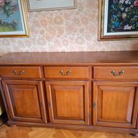 Credenza e tavolo in legno con sei sedie imbottite